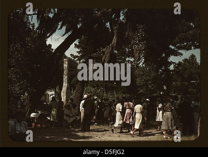 Dieses Foto zeigt Afroamerikaner, die den 4. Juli 1939 mit einem Picknick auf St. Helena Island, South Carolina, feiern. Es spiegelt das Gefühl von Gemeinschaft und Tradition in der afroamerikanischen Erfahrung der 1930er Jahre wider Stockfoto