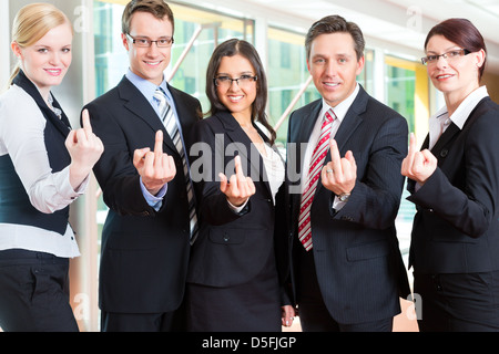 Business - Gruppe von Geschäftsleuten posieren für Gruppenfoto im Büro Stockfoto