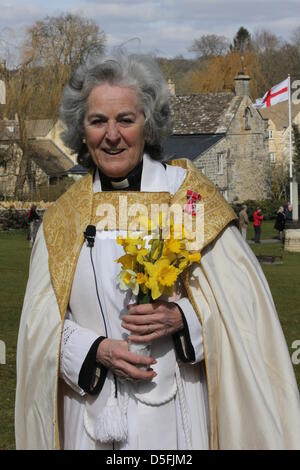 Avening, in der Nähe von Cirencester, Gloucestershire, UK. 31. März 2013.  Der Rev Celia Carter MBE nach ihren letzten Dienst am Ostern Tag 2013 an der Kreuzkirche, Avening, in der Nähe von Cirencester. Rev Celia Priester bei Avening seit 1984, und gehörte zu den ersten Frauen in England zu Pristed - MBE durch die Princess Royal erhielt sie im Jahr 2012. Bildnachweis: Antony Slater / Alamy Live News Stockfoto