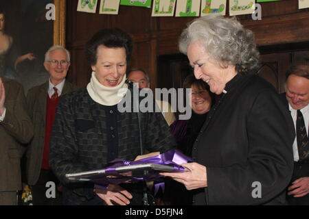 Avening, in der Nähe von Cirencester, Gloucestershire, UK. 31. März 2013.  Die Princess Royal Geschenke Ruhestandgeschenk an die Rev Celia Carter MBE, Avening Court, Avening, in der Nähe von Cirencester. Rev Celia Priester bei Avening seit 1984, und gehörte zu den ersten Frauen in England zu Pristed - MBE durch die Princess Royal erhielt sie im Jahr 2012. Die Princess Royal wird begleitet von ihrem Ehemann Sir Timothy Laurence. Die Prinzessin war sehr entspannt, und nach der Teilnahme an dem Dienst, nahm sich Zeit zu mischen und plaudern mit den Dorfbewohnern Credit: Antony Slater / Alamy Live News Stockfoto