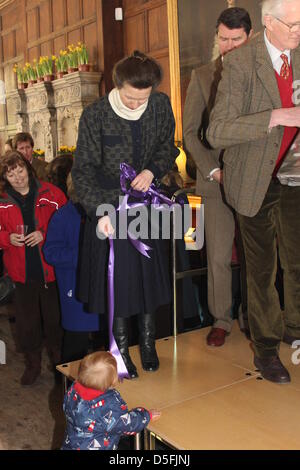 Avening, in der Nähe von Cirencester, Gloucestershire, UK. 31. März 2013.  Bei der Präsentation der Ruhestandgeschenk an die Rev Celia Carter MBE, höfischen Avening nimmt Avening, in der Nähe von Cirencester, die Princess Royal Zeit, mit einem kleinen Kind zu spielen. Bildnachweis: Antony Slater / Alamy Live News Stockfoto