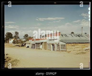 Ein Foto aus dem Jahr 1940 von einem Kaufhaus an der Main Street in Pie Town, New Mexico, das das ländliche Leben während dieser Zeit darstellt. Stockfoto
