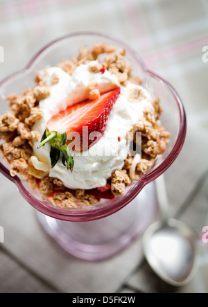 Erdbeer-Dessert mit Sahne und in Scheiben geschnittenen Erdbeeren Stockfoto