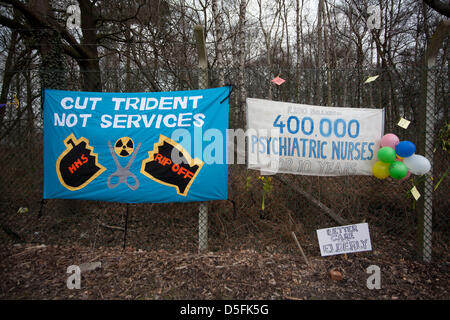 Aldermaston, Berkshire, UK. 1. April 2013.  Banner und Plakate waren entlang des Zauns von Atomic Weapons Establishment in Aldermaston aufgestellt. Die Demonstration fand um gegen Großbritanniens Kernwaffen System zu protestieren. Bildnachweis: Nelson Pereira / Alamy Live News Stockfoto