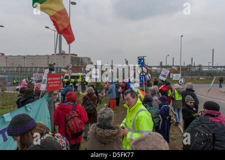 Aldermaston, UK. 1. April 2013.  Aktivisten versammeln sich an einem der Eingänge der Aldermaston-Website. Kampagne für Nuclear Disarmament (CND) Protest der atomaren Waffen Einrichtung (AWE) Website in Aldermaston, Berkshire. CND gegen Großbritanniens Trident Atomwaffen System markieren wollen und plant, es zu ersetzen. Bildnachweis: Martyn Wheatley/Alamy Live-Nachrichten Stockfoto