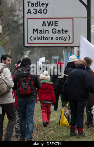 Aldermaston, UK. 1. April 2013.  Demonstranten machen ihren Weg zum Haupttor in Aldermaston. Kampagne für Nuclear Disarmament (CND) Protest der atomaren Waffen Einrichtung (AWE) Website in Aldermaston, Berkshire. CND gegen Großbritanniens Trident Atomwaffen System markieren wollen und plant, es zu ersetzen. Bildnachweis: Martyn Wheatley/Alamy Live-Nachrichten Stockfoto