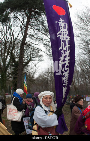 Aldermaston, UK. 1. April 2013.  Japanischen Demonstranten an der West Gate Ehrfurcht. Kampagne für Nuclear Disarmament (CND) Protest der atomaren Waffen Einrichtung (AWE) Website in Aldermaston, Berkshire. CND gegen Großbritanniens Trident Atomwaffen System markieren wollen und plant, es zu ersetzen. Bildnachweis: Martyn Wheatley/Alamy Live-Nachrichten Stockfoto