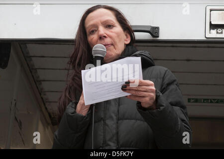 Aldermaston, UK. 1. April 2013.  Designerin Katharine Hamnett, liefert eine Adresse. Kampagne für Nuclear Disarmament (CND) Protest der atomaren Waffen Einrichtung (AWE) Website in Aldermaston, Berkshire. CND gegen Großbritanniens Trident Atomwaffen System markieren wollen und plant, es zu ersetzen. Bildnachweis: Martyn Wheatley/Alamy Live-Nachrichten Stockfoto