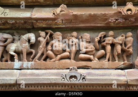 Schnitzereien auf Bügelwänden in Khajuraho Stockfoto