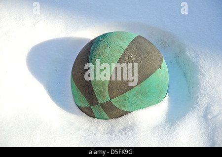 alt und im Alter von Kautschuk Ballspielen auf Schnee im Wintergarten Stockfoto