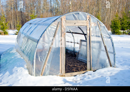 primitive handgemachte Polyethylen Gewächshaus für Gemüse im Winter auf Schnee Stockfoto