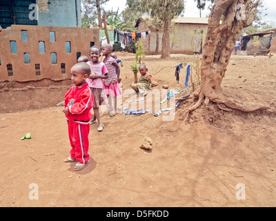 Waisenhaus-Schule in Afrika; Glückliche Kinder Waisen; in der Schule und in der Freizeit außerhalb in Moshi; Tansania; Ost-Afrika Stockfoto