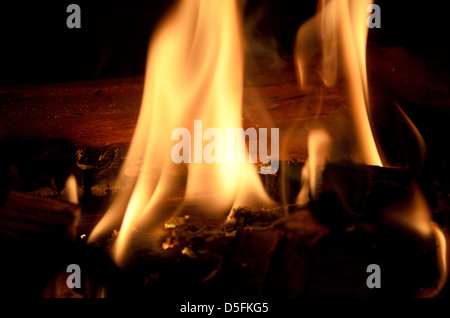 Holzofen mit Flammen Stockfoto