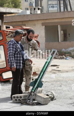 Aleppo, Syrien. 1. April 2013. Kämpfer der syrischen Unabhängigkeitsbewegung der Brigade Lewa Dreea Al Shahba Psychologieseite testen eine neue Rakete von der FSA (freie syrische Armee) in Aleppo. Kredit-THOMAS RASSLOFF/Alamy Live-Nachrichten Stockfoto