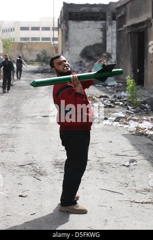 Aleppo, Syrien. 1. April 2013. Kämpfer der syrischen Unabhängigkeitsbewegung der Brigade Lewa Dreea Al Shahba Psychologieseite testen eine neue Rakete von der FSA (freie syrische Armee) in Aleppo. Kredit-THOMAS RASSLOFF/Alamy Live-Nachrichten Stockfoto