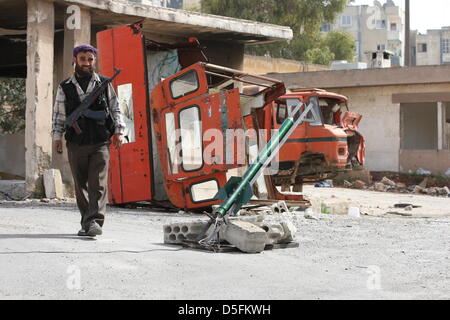 Aleppo, Syrien. 1. April 2013. Kämpfer der syrischen Unabhängigkeitsbewegung der Brigade Lewa Dreea Al Shahba Psychologieseite testen eine neue Rakete von der FSA (freie syrische Armee) in Aleppo. Kredit-THOMAS RASSLOFF/Alamy Live-Nachrichten Stockfoto