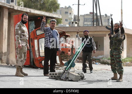 Aleppo, Syrien. 1. April 2013. Kämpfer der syrischen Unabhängigkeitsbewegung der Brigade Lewa Dreea Al Shahba Psychologieseite testen eine neue Rakete von der FSA (freie syrische Armee) in Aleppo. Kredit-THOMAS RASSLOFF/Alamy Live-Nachrichten Stockfoto