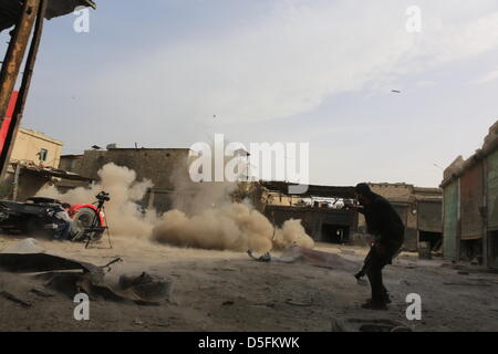 Aleppo, Syrien. 1. April 2013. Kämpfer der syrischen Unabhängigkeitsbewegung der Brigade Lewa Dreea Al Shahba Psychologieseite testen eine neue Rakete von der FSA (freie syrische Armee) in Aleppo. Kredit-THOMAS RASSLOFF/Alamy Live-Nachrichten Stockfoto