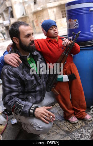 Die arabischen Soldaten mit der AK-47 Kalaschnikow Sturmgewehr ...