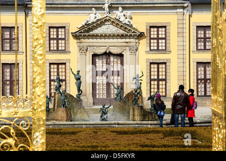 Spaziergänger genießen die Sonne im Park der Herrenhäuser Gärten in Hannover, 1. April 2013. Das sonnige Wetter zieht die Menschen in die Natur am Ostermontag. Foto: Peter Steffen Stockfoto