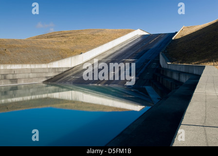 Staudamm Hochwasserentlastung, Lake Pukaki dam. MacKenzie Country, Südinsel, Neuseeland. Stockfoto