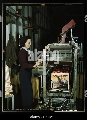 Betrieb einer Maschine für Kisten an eine Co-op-orange Fleischkombinat Tops anziehen, Redlands, Kalifornien Santa Fe R.R Reise (LOC) Stockfoto