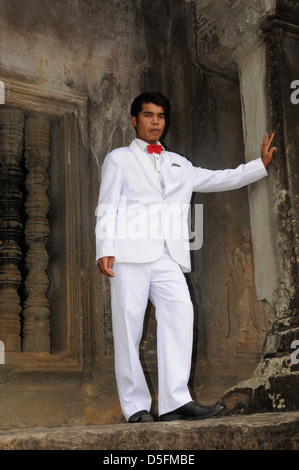 Junge Bräutigam am Tag der Hochzeit vor Haupttempel Angkor Wat, Khmer Architektur Stockfoto