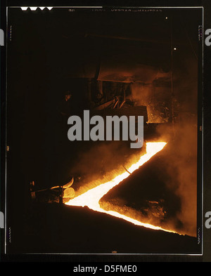 Schlackenablauf von einem der offenen Feueröfen eines Stahlwerks, Republic Steel Corp., Youngstown, Ohio. Schlacke wird aus dem Ofen gezogen, kurz bevor der geschmolzene Stahl in Schöpfkellen zum Ingoten (LOC) gegossen wird Stockfoto