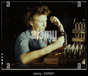 Frau Doris Duke, 26 Jahre alt und Mutter eines Kindes, Corpus Christi, Texas. Frau Duke ist Beamtin in der A[Assembly] und R[epair] Abteilung auf der Navy Air Base (Shot - Reconditioning Spark Stopfens) (LOC) Stockfoto