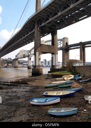 Ruderboote unter der Tamar Brücke, Saltash, Cornwall, UK 2013 Stockfoto