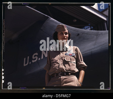 Frau Eloise J. Ellis wurde vom öffentlichen Dienst zur leitenden Aufsichtsbehörde in der Abteilung für Montage und Reparatur auf der Naval Air Base, Corpus Christi, Texas, ernannt. Sie booys feminine Moral in ihrer Abteilung durch die Vermittlung geeigneter Lebensbedingungen fo Stockfoto