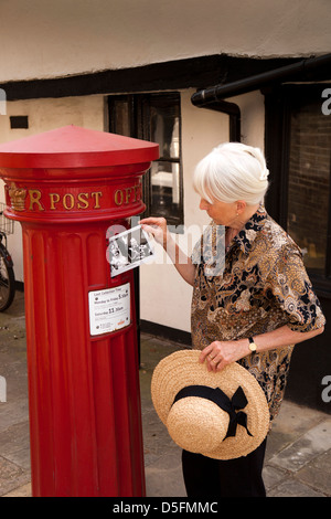 England, Berkshire, Eton High Street, Tourist, Buchung Royal Postkarte in historic1856 viktorianischer Briefkasten Säule Stockfoto