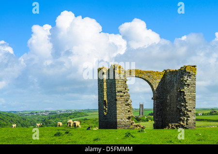 Die Ruine des Vergnügungshauses Torheit auf dem Warren am Hartland Quay mit St Nectans Kirche in Stoke sichtbar in der Ferne, Devon, England. Stockfoto