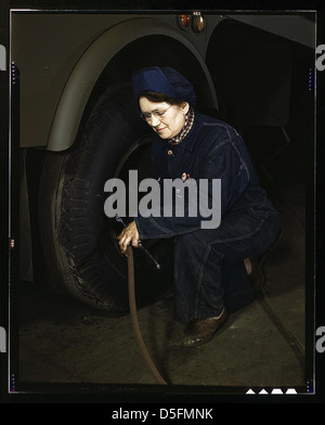 Arbeiter der Kriegsproduktion der Heil Company, die Benzinanhänger-Tanks für das U.S. Army Air Corps, Milwaukee, Wis., anmeline Kwint, 45 Jahre, eine Ex-Hausfrau, die Reifen der Anhänger überprüft. Ihr Mann und Sohn sind in der U.S. Army (LOC) Stockfoto