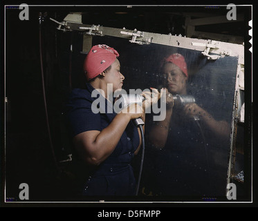 Betrieb einer Handbohrmaschine bei Vultee-Nashville, arbeitet Frau eine "Rache" Stuka, Tennessee (LOC) an Stockfoto