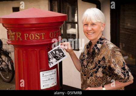 England, Berkshire, Eton High Street, Tourist, Buchung Royal Postkarte in historic1856 viktorianischer Briefkasten Säule Stockfoto