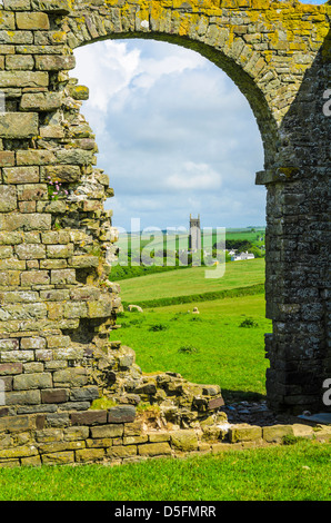 Die Ruine des Vergnügungshauses Torheit auf dem Warren am Hartland Quay mit St Nectans Kirche in Stoke sichtbar in der Ferne, Devon, England. Stockfoto