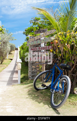 Ein Fahrrad- und Zeichen Werbung auf Da Beachbar und Grill auf Elbow Cay, Bahamas Stockfoto