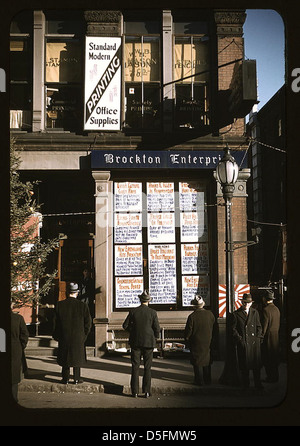 Männer lesen Schlagzeilen geschrieben in Straße-Ecke Brockton Enterprise Zeitung Büros, Brockton, Massachusetts (LOC) Stockfoto