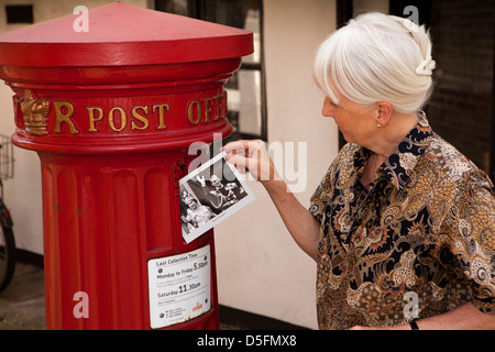 England, Berkshire, Eton High Street, Tourist, Buchung Royal Postkarte in historic1856 viktorianischer Briefkasten Säule Stockfoto