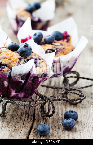 Hausgemachten Blaubeer-Muffins in Cupcake Papierhalter Stockfoto