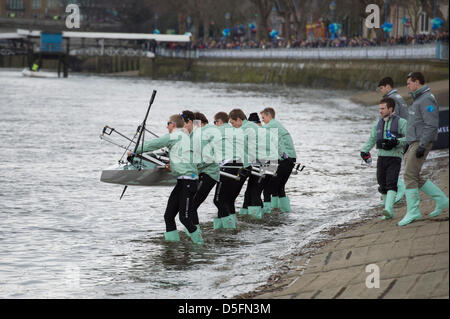 London, UK. 31. März 2013. Oxford & Cambridge Universitäten Boat Race 2013 statt auf der Themse zwischen Putney und Mortlake in London UK.  Oxford blau Boot:-Bogen: Patrick Close, 2: Geordie Macleod, 3: Alex Davidson, 4: Sam O'Connor, 5: Paul Bennett, 6: Karl Hudspith, 7: Constantine Louloudis, Schlaganfall: Malcolm Howard, Cox: Oskar Zorrilla.  Cambridge Blau Boot:-Bogen: Grant Wilson, 2: Milan Bruncvik, 3: Alex Fleming, 4: Ty Otto, 5: George Nash, 6: Steve Dudek, 7: Alexander Scharp, Schlaganfall: Niles Garratt, Cox: Henry Fieldman. Stockfoto