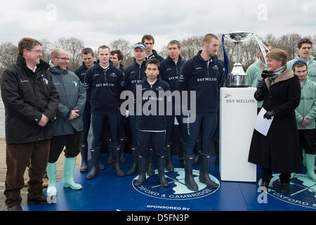 London, UK. 31. März 2013. Oxford & Cambridge Universitäten Boat Race 2013 statt auf der Themse zwischen Putney und Mortlake in London UK.  Oxford blau Boot:-Bogen: Patrick Close, 2: Geordie Macleod, 3: Alex Davidson, 4: Sam O'Connor, 5: Paul Bennett, 6: Karl Hudspith, 7: Constantine Louloudis, Schlaganfall: Malcolm Howard, Cox: Oskar Zorrilla.  Cambridge Blau Boot:-Bogen: Grant Wilson, 2: Milan Bruncvik, 3: Alex Fleming, 4: Ty Otto, 5: George Nash, 6: Steve Dudek, 7: Alexander Scharp, Schlaganfall: Niles Garratt, Cox: Henry Fieldman. Stockfoto