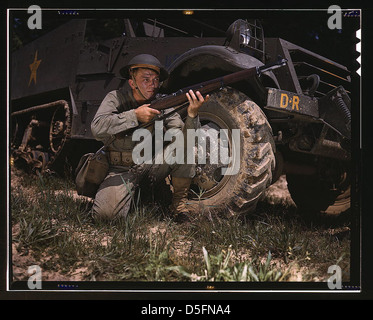 Infanterist mit halftrack, ein junger Soldat der Bundeswehr, hält und Sehenswürdigkeiten seine Garand Gewehr, wie einen alten Timer, Fort Knox, Ky. Er mag das Stück für seine feine feuern Qualitäten und seiner robusten, zuverlässigen Mechanismus. (LOC) Stockfoto