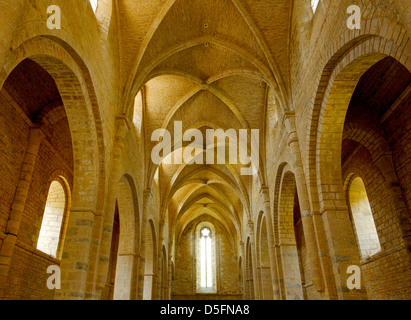 Innenraum der Kirche des 12. Jahrhunderts an Loc Dieu Abtei, Aveyron, Frankreich Stockfoto