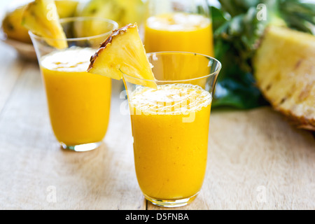 Mango mit Ananas-Smoothie in Karaffe und Gläser Stockfoto
