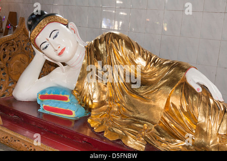 Kleine liegende Buddha in einen Betsaal, Chaukhtatgyi Pagode, Yangon (Rangoon), Myanmar (Burma) Stockfoto