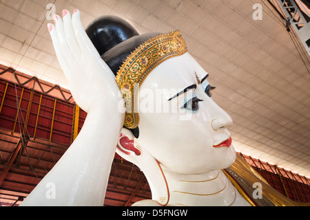 Gesicht des liegenden Buddha, Chaukhtatgyi Pagode, Yangon (Rangoon), Myanmar (Burma) Stockfoto