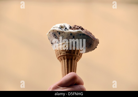 Halten einen Eis Kegel in der Toskana, Italien. Stockfoto