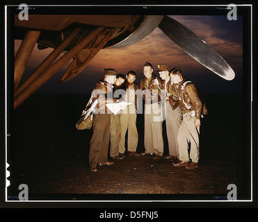 Hier ist unsere Mission. Eine Kampfcrew erhält die letzten Anweisungen kurz bevor sie in einem mächtigen YB-17 Bomber von einer Bombardement-Geschwader-Basis auf dem Feld, Langley Field, VA abheben. (LOC) Stockfoto